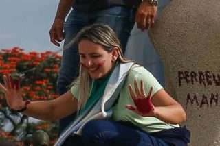 Η Ντέμπορα ντος Σάντος χαμογελά περήφανα μπροστά στο... έργο της